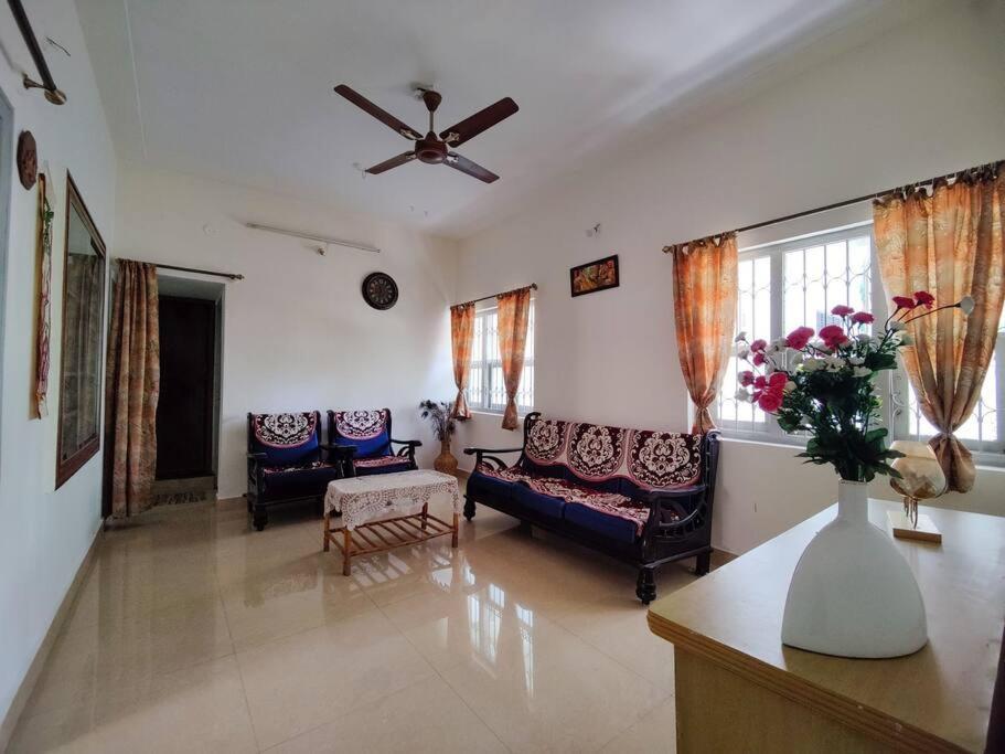Comfy 2-Bedroom House In Sanjaynagar, Bengaluru 외부 사진