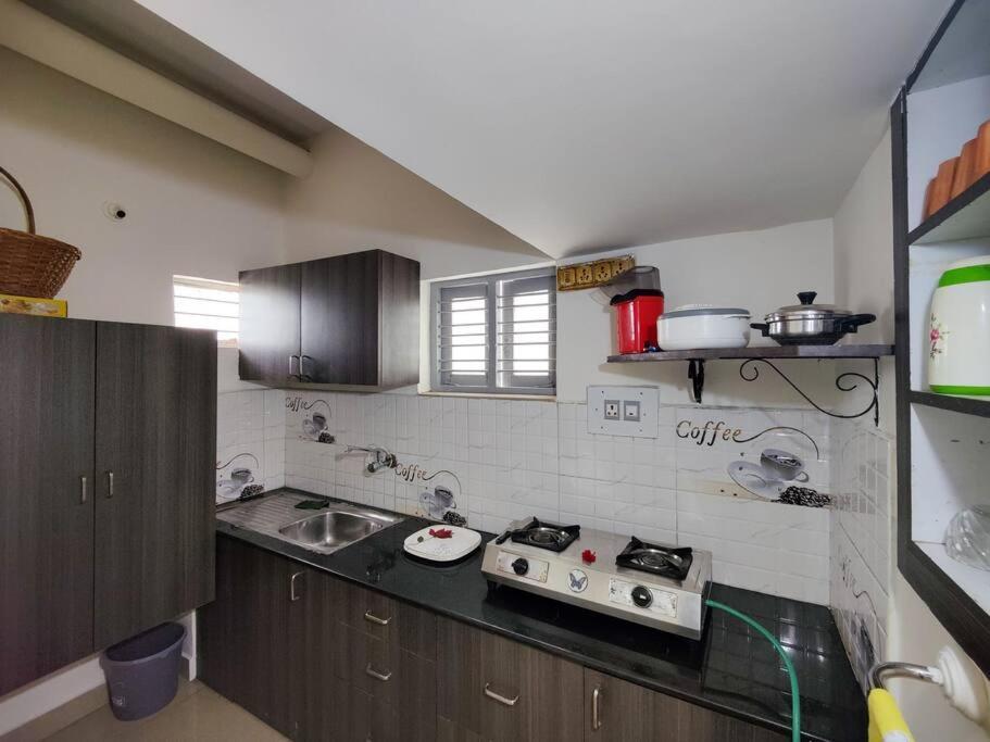 Comfy 2-Bedroom House In Sanjaynagar, Bengaluru 외부 사진